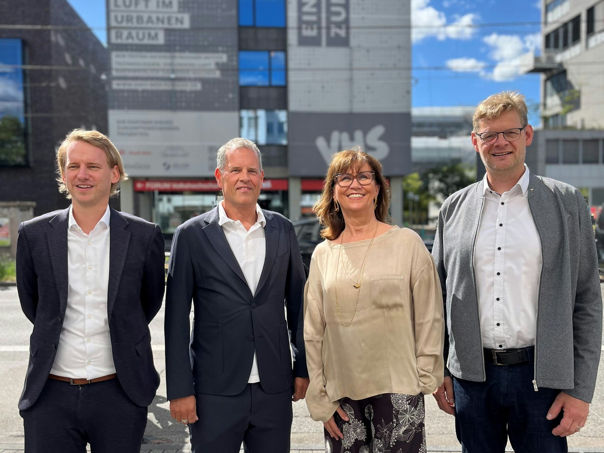 Die Protagonisten stellen die ersten Ergebnisse der luftreinigenden Textilfassade am VHS Gebäude vor: Dr. Jan Serode (Entwickler), Rando Aust (Stiftung Lebendige Stadt), Petra Rinnenburger (technische Leiterin der Gebäudewirtschaft), Henning Kühn (Schüco)