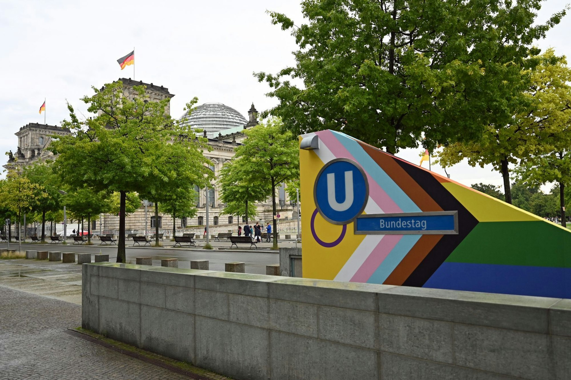 Am Bundestag sollte die Regenbogenflagge zum Berliner Christopher Street Day diesmal nicht wehen - der U-Bahnhof daneben war dagegen bunt. (Archivbild)
