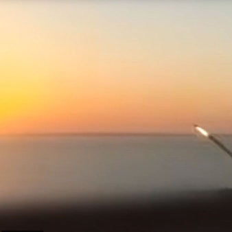 Ein Screenshot zeigt angeblich den Abschuss eines Flamingo-Marschflugkörpers. Ukrainischen Berichten zufolge wurde die neue Waffe gegen russische Stellungen auf der Krim eingesetzt.
