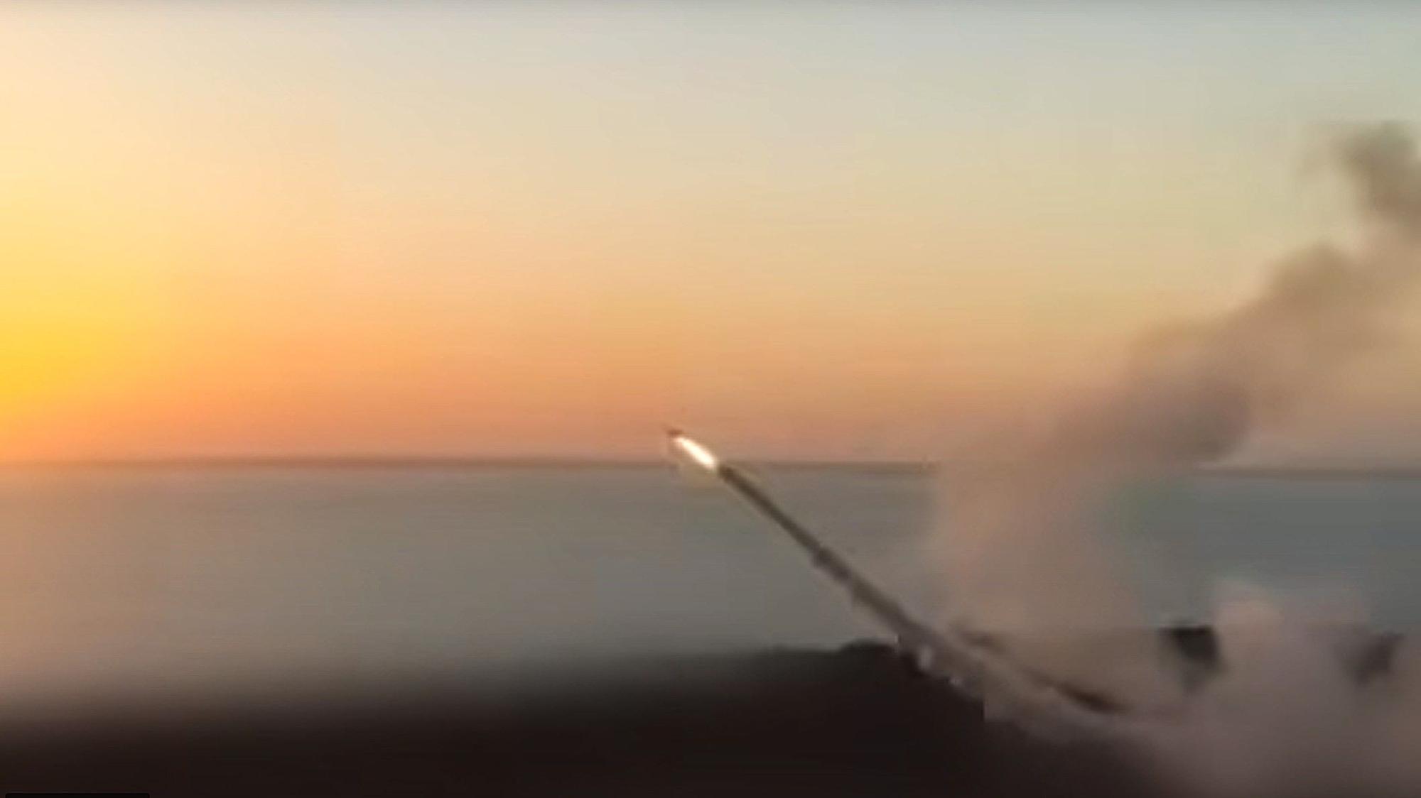 Ein Screenshot zeigt angeblich den Abschuss eines Flamingo-Marschflugkörpers. Ukrainischen Berichten zufolge wurde die neue Waffe gegen russische Stellungen auf der Krim eingesetzt.