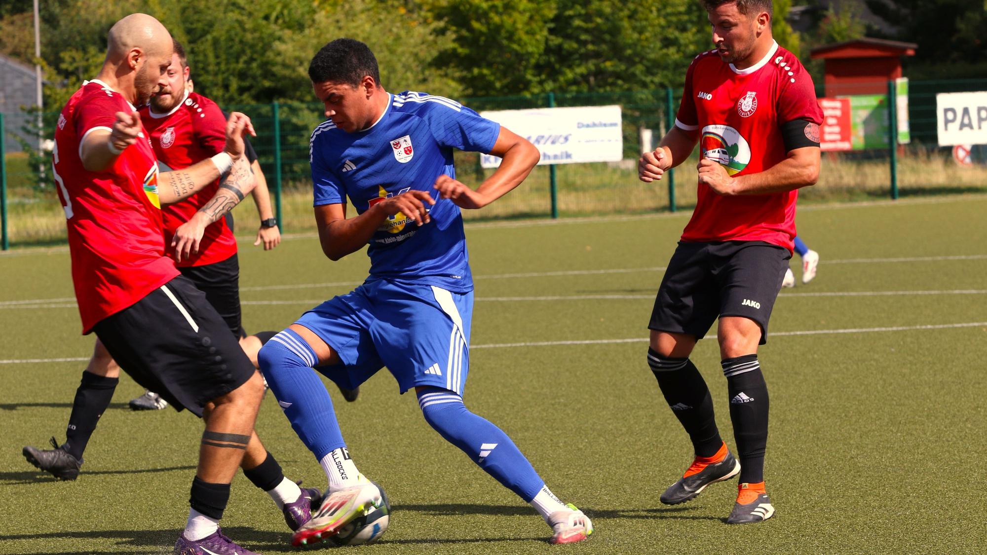 Zweikampf zwischen Johann Jentges im blauen Trikot und Kevin Magold im roten Trikot.