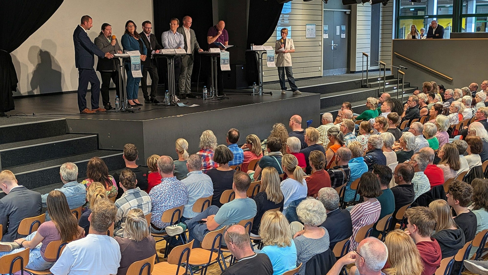 Moderatorin Ariane Draeger fühlt den Bürgermeisterkandidaten auf den Zahn (von links): Christian Mandt, Markus Hochgartz, Anna Peters, Daniel Schumacher, Dirk König, Christian Koch und Manfred Berchem.