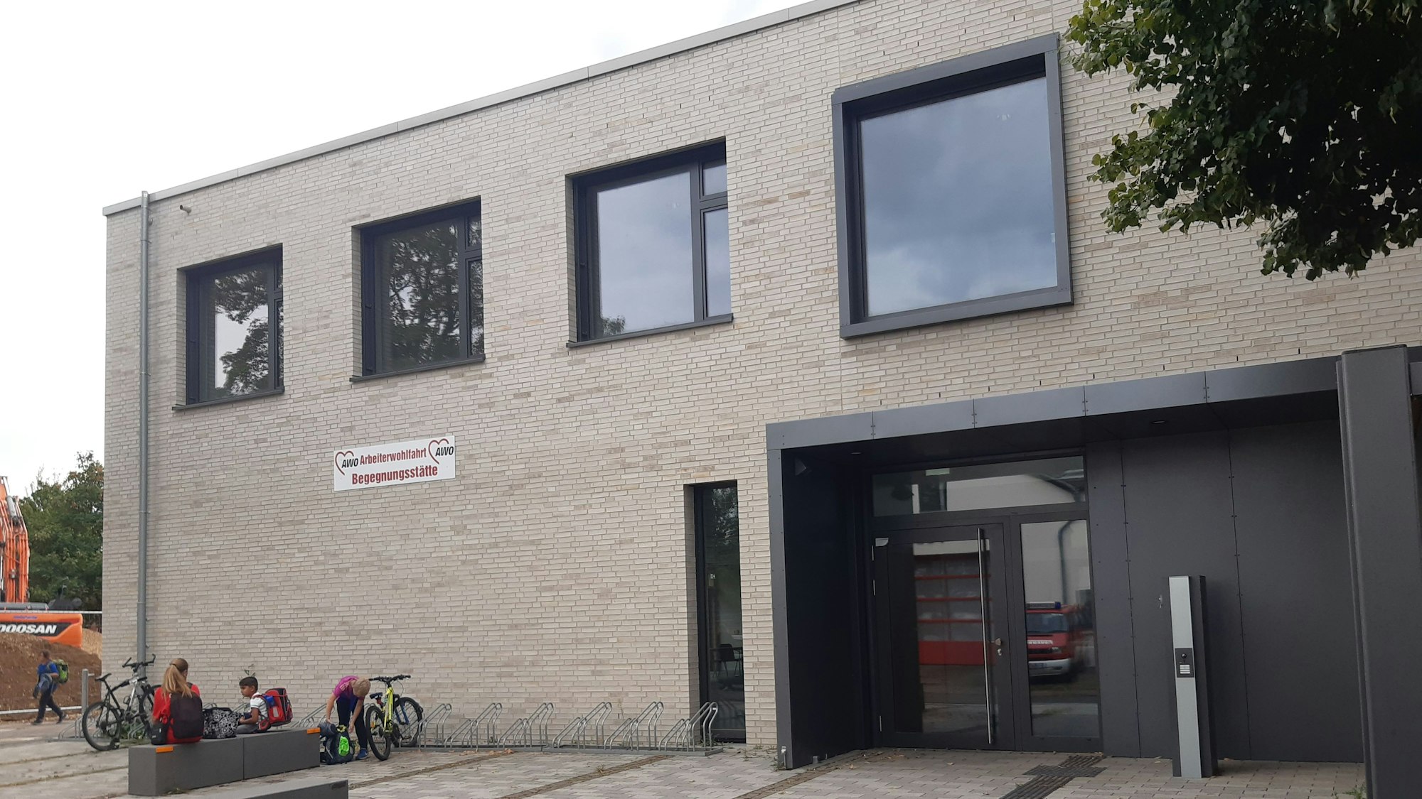 Das Bild zeigt das viereckige Gebäude aus grauem Stein, in der oberen Etage gibt es einige quadratische Fenster.