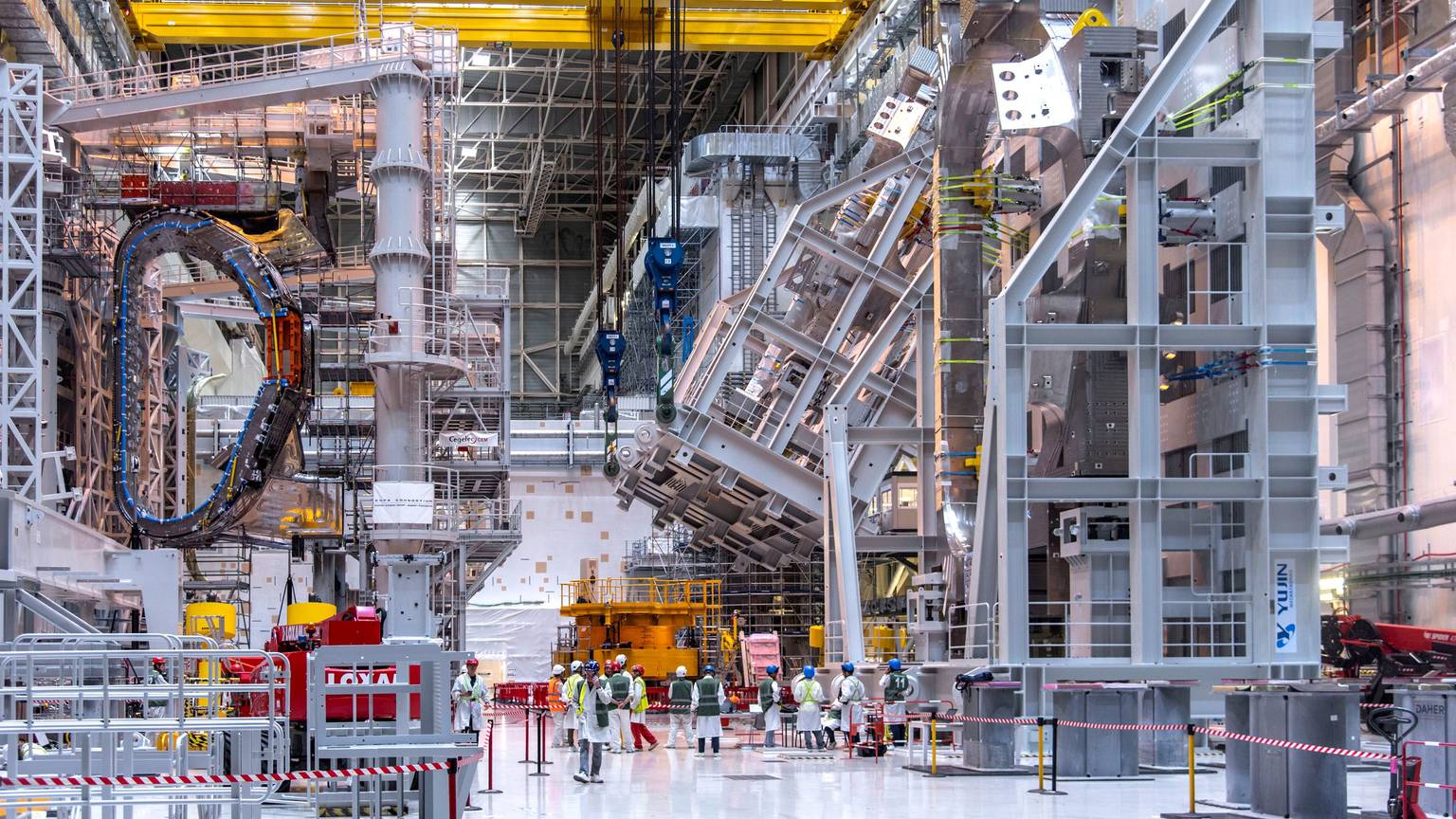 Gewaltige Dimensionen hat der Versuchsreaktor ITER, der in Südfrankreich errichtet wird.