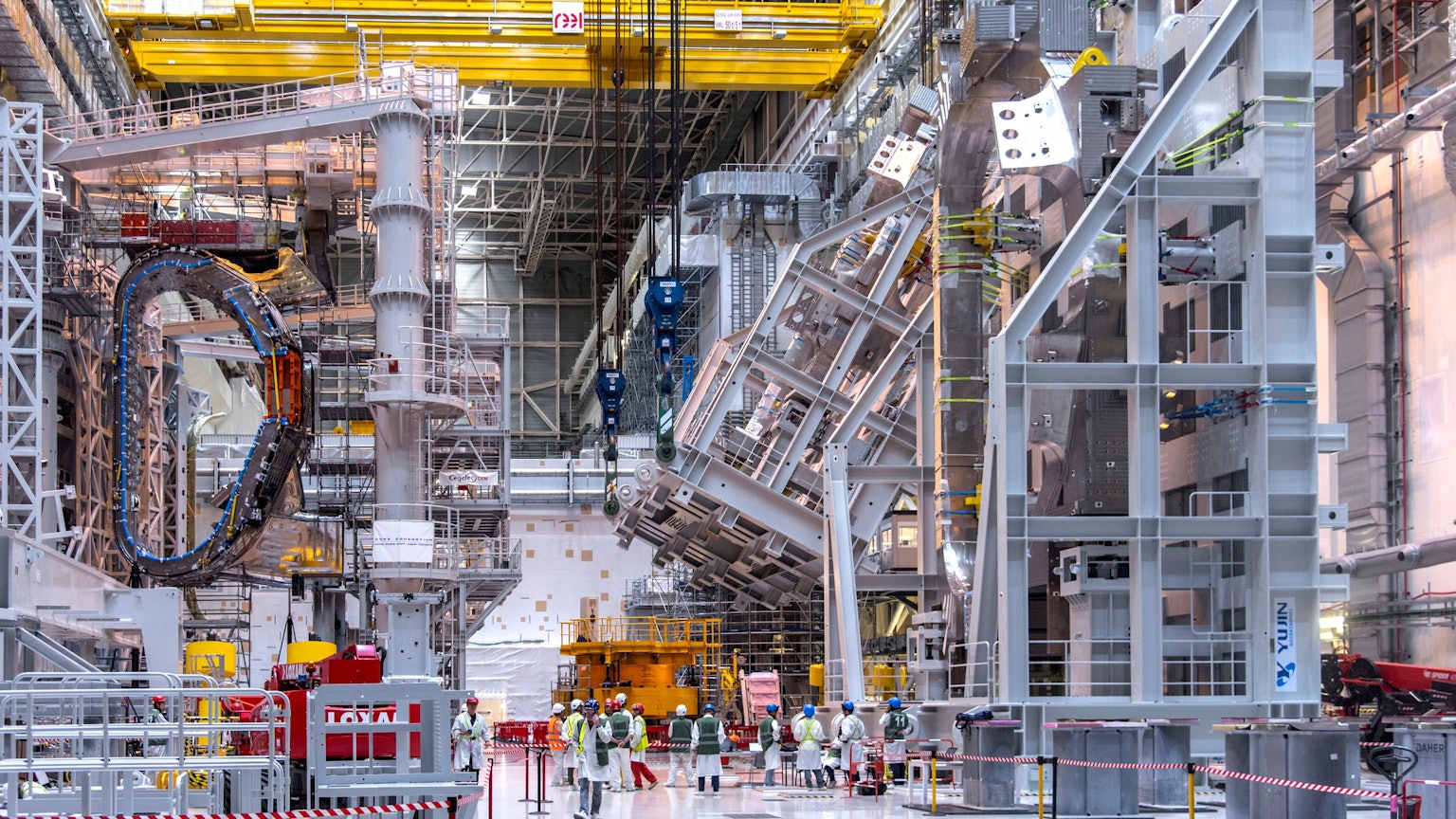 Gewaltige Dimensionen hat der Versuchsreaktor ITER, der in Südfrankreich errichtet wird.