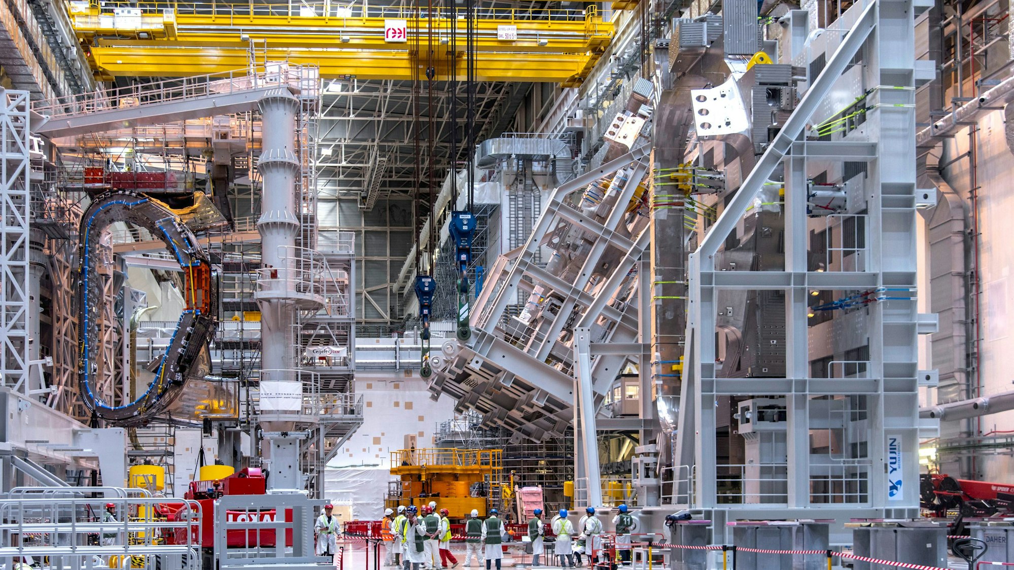 Gewaltige Dimensionen hat der Versuchsreaktor ITER, der in Südfrankreich errichtet wird.