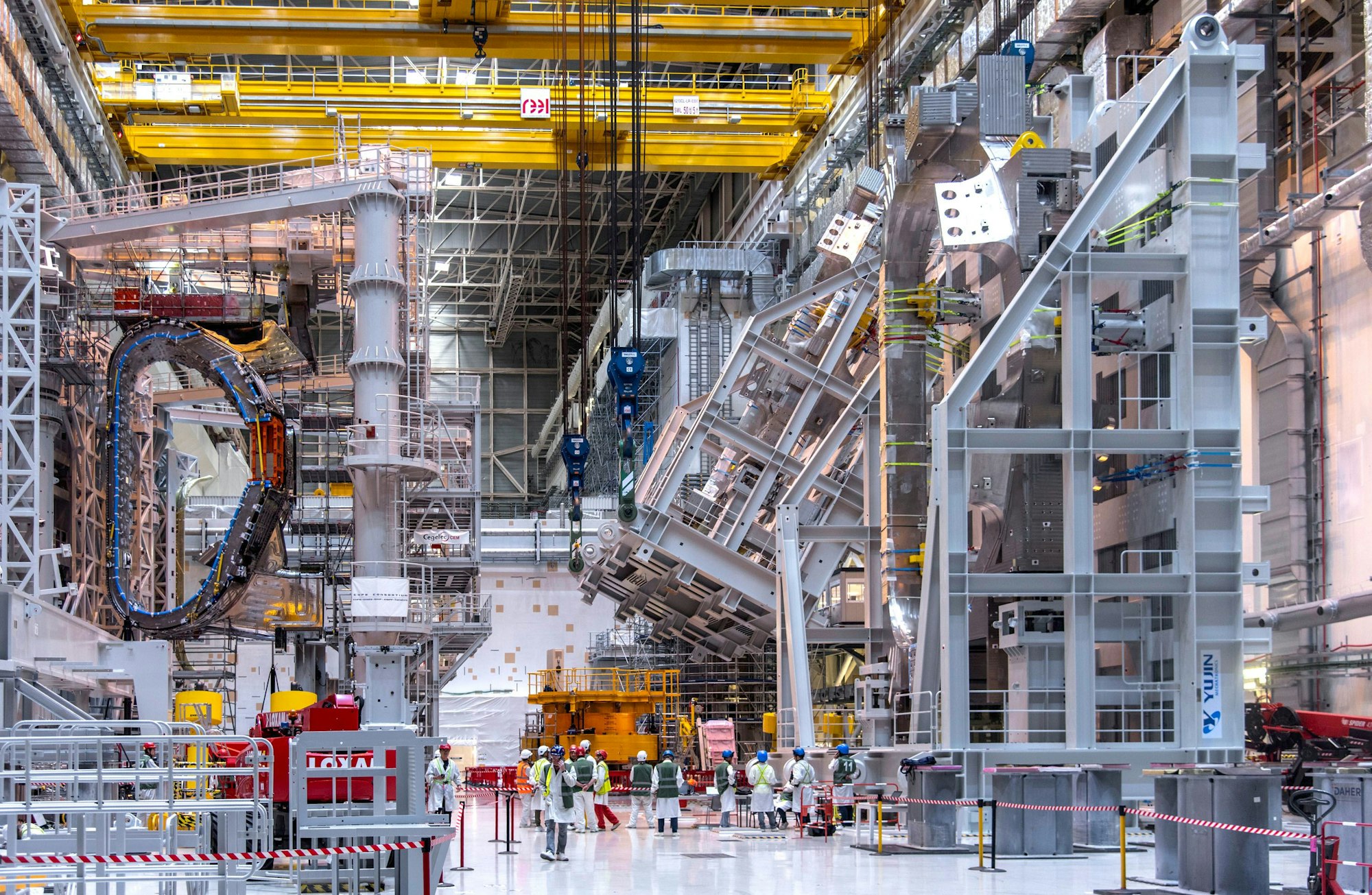 Gewaltige Dimensionen hat der Versuchsreaktor ITER, der in Südfrankreich errichtet wird.