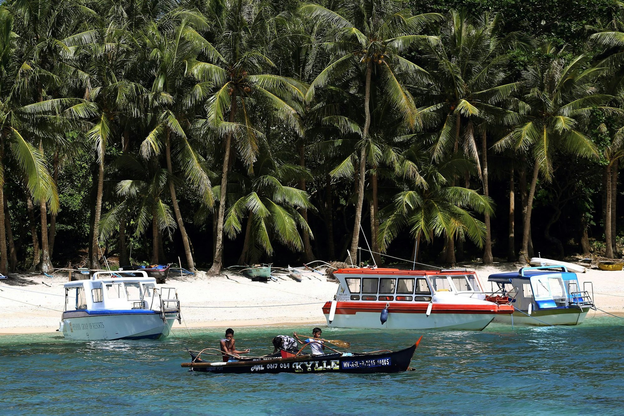 Tropische Urlaubsträume werden wahr - am White Beach auf Boracay.