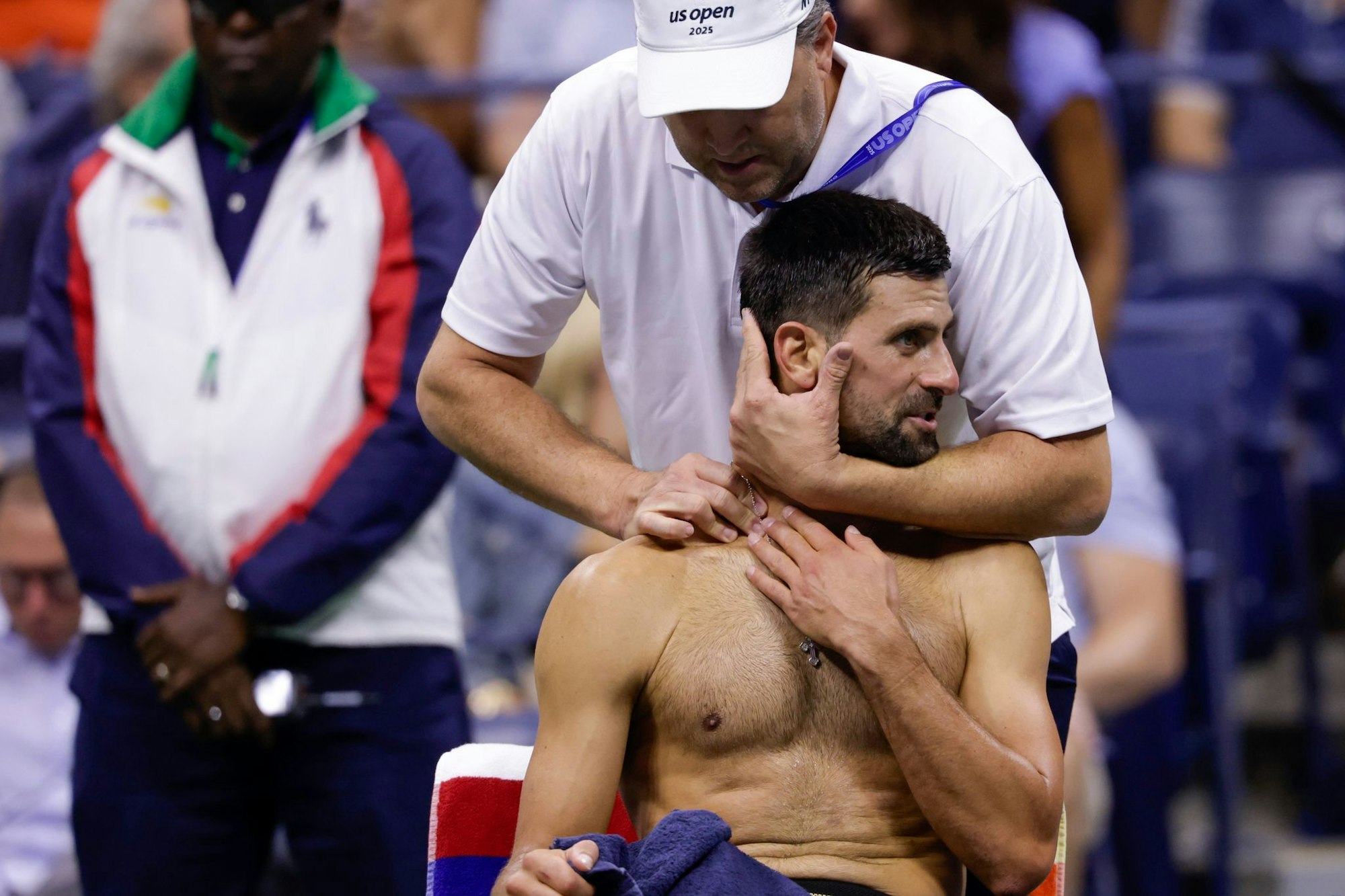 Novak Djokovic ließ sich nach dem ersten Satz im Nacken - und Schulterbereich behandeln. Auch nach dem zweiten Satz rief er den Physiotherapeuten.