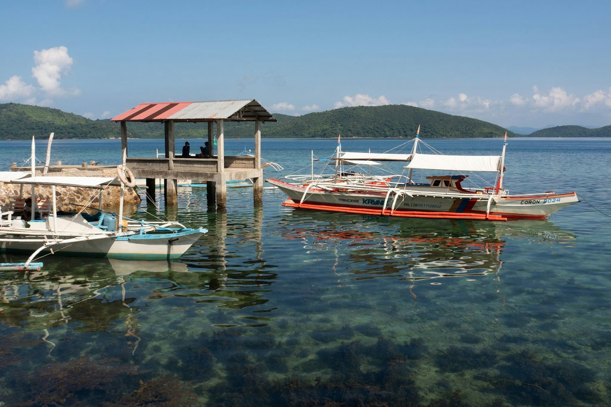 Kaum Betriebsamkeit zu spüren: Boote liegen im Wasser von Culion.