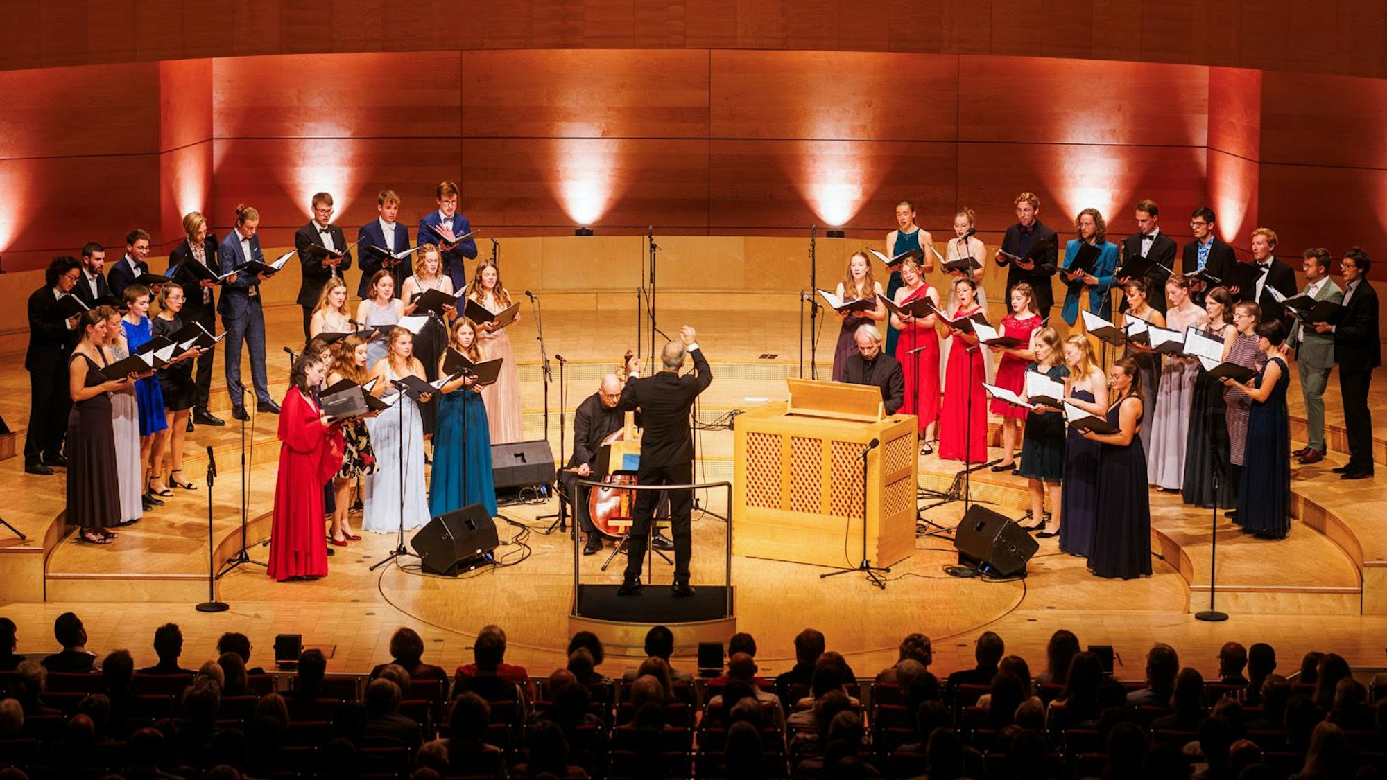 Ein Chor auf einer Konzertbühne