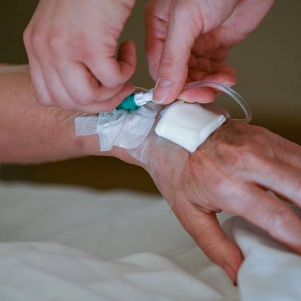 Eine Frau bekommt eine Infusion