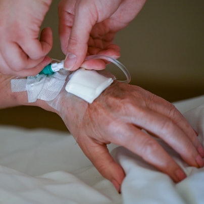 Eine Frau bekommt eine Infusion