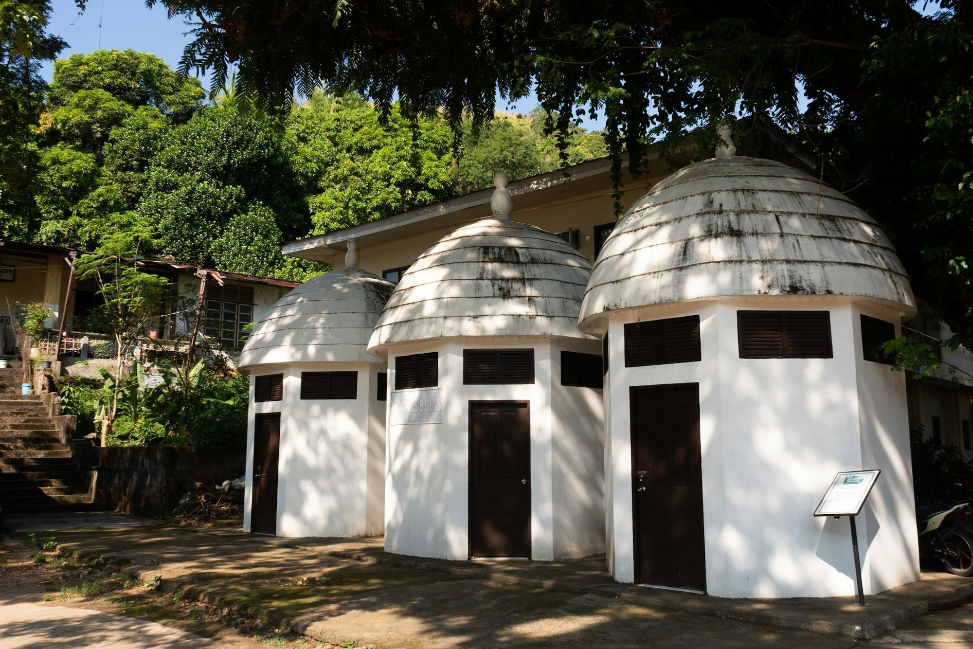 Bauten der einstigen Kolonie: der Toiletten- und Bäderkomplex Tres Bolas.