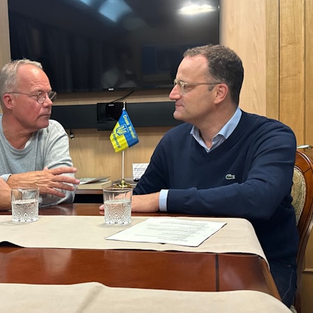 Unionsfraktionschef Jens Spahn (CDU/CSU, r) und SPD-Fraktionschef Matthias Miersch sprechen im Zug auf dem Weg in die Ukraine.