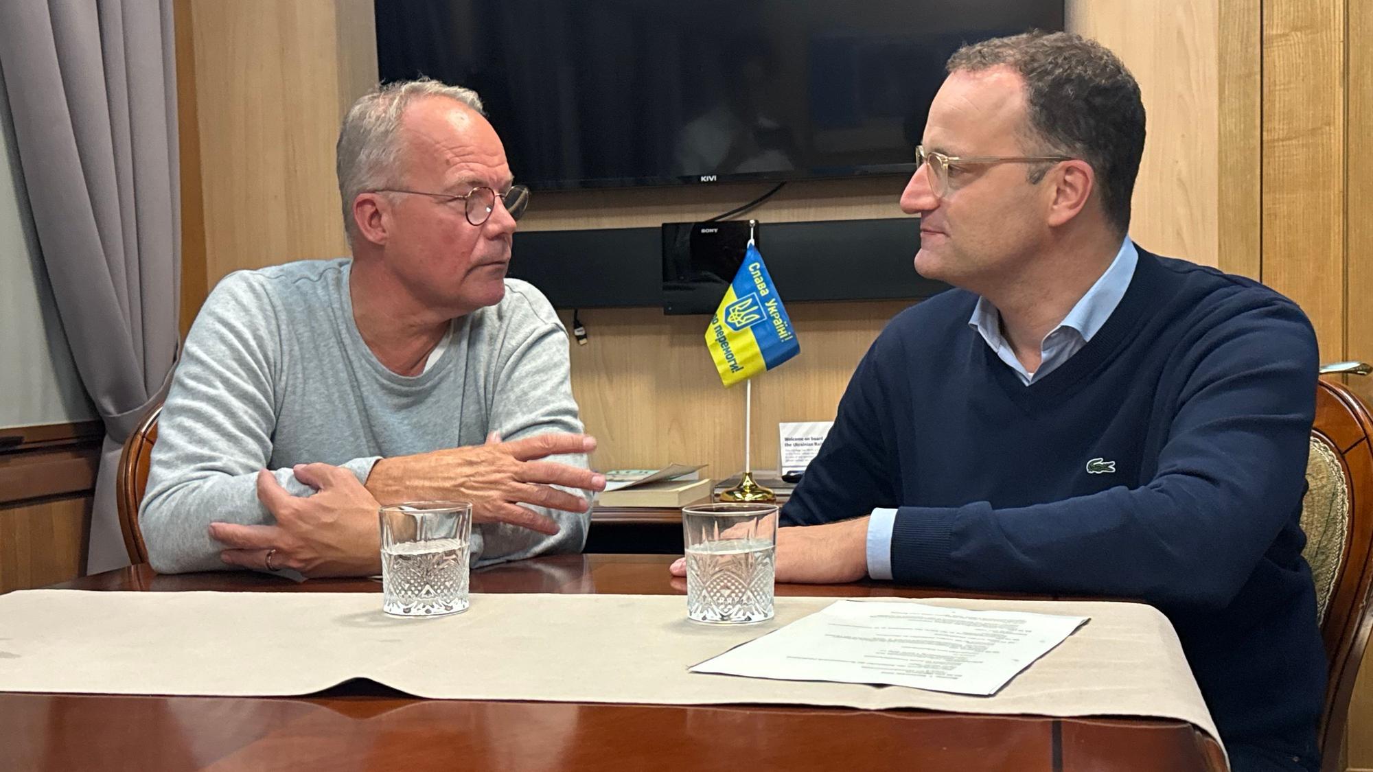 Unionsfraktionschef Jens Spahn (CDU/CSU, r) und SPD-Fraktionschef Matthias Miersch sprechen im Zug auf dem Weg in die Ukraine.