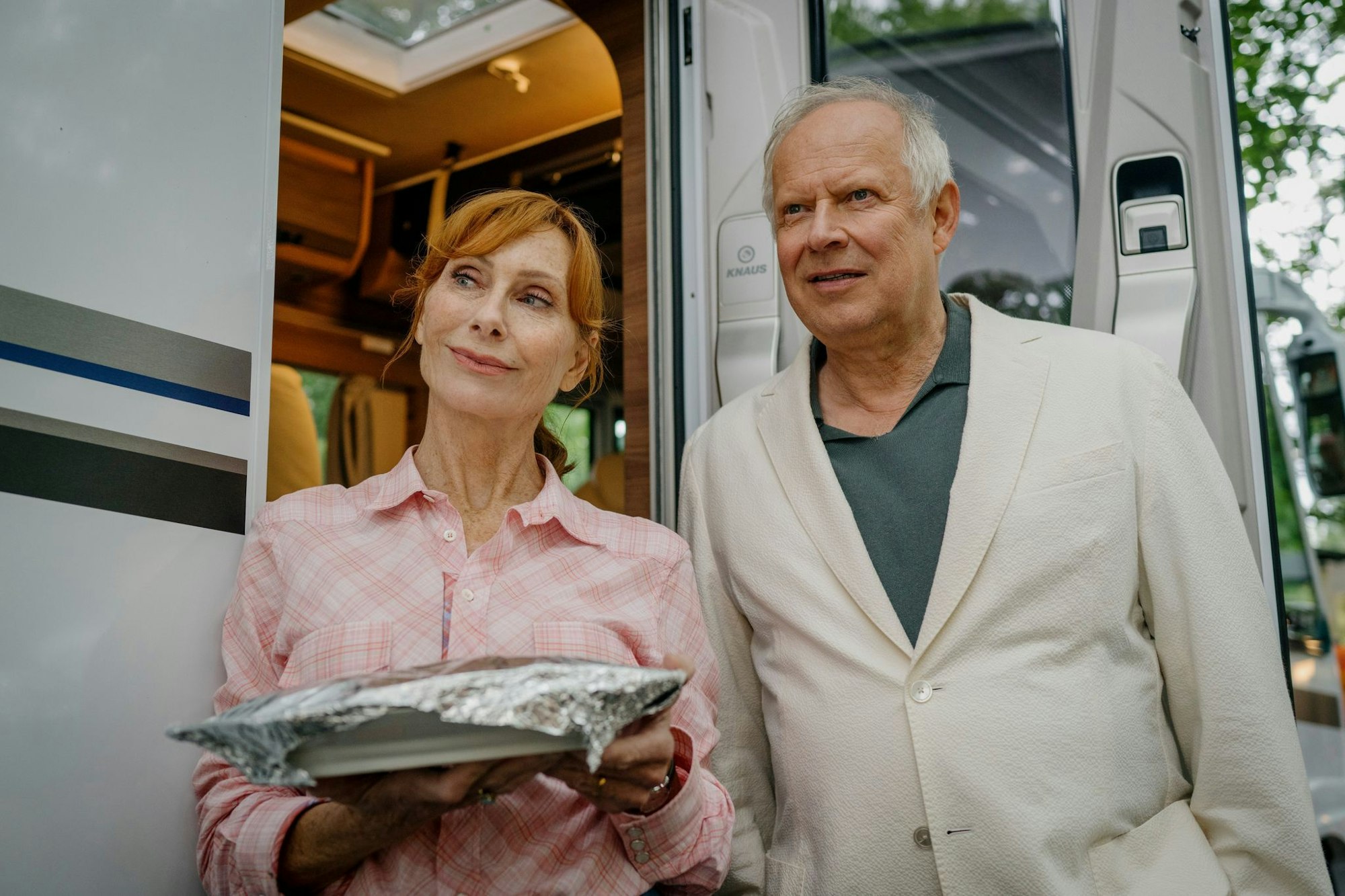 Kann das gut gehen? Statt einer Auszeit im Hotel genießt Gundula (Andrea Sawatzki, l.) mit Gerald (Axel Milberg, r.) ein romantisches Zusammensein auf dem Campingplatz.