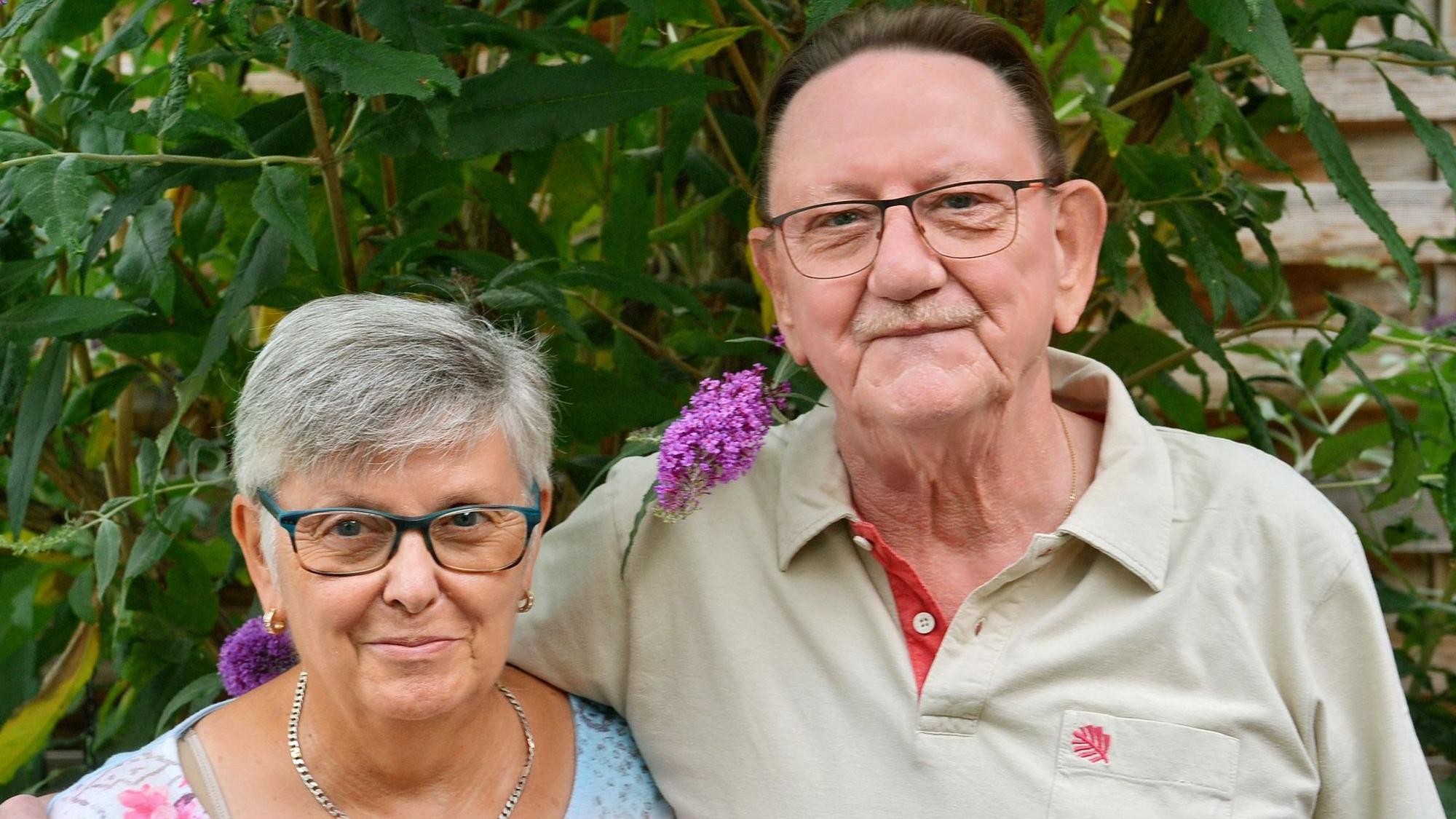 Lothar Reinhardt hat einen Arm um seine Ehefrau Monika gelegt. Das Paar ist seit 50 Jahren verheiratet.
