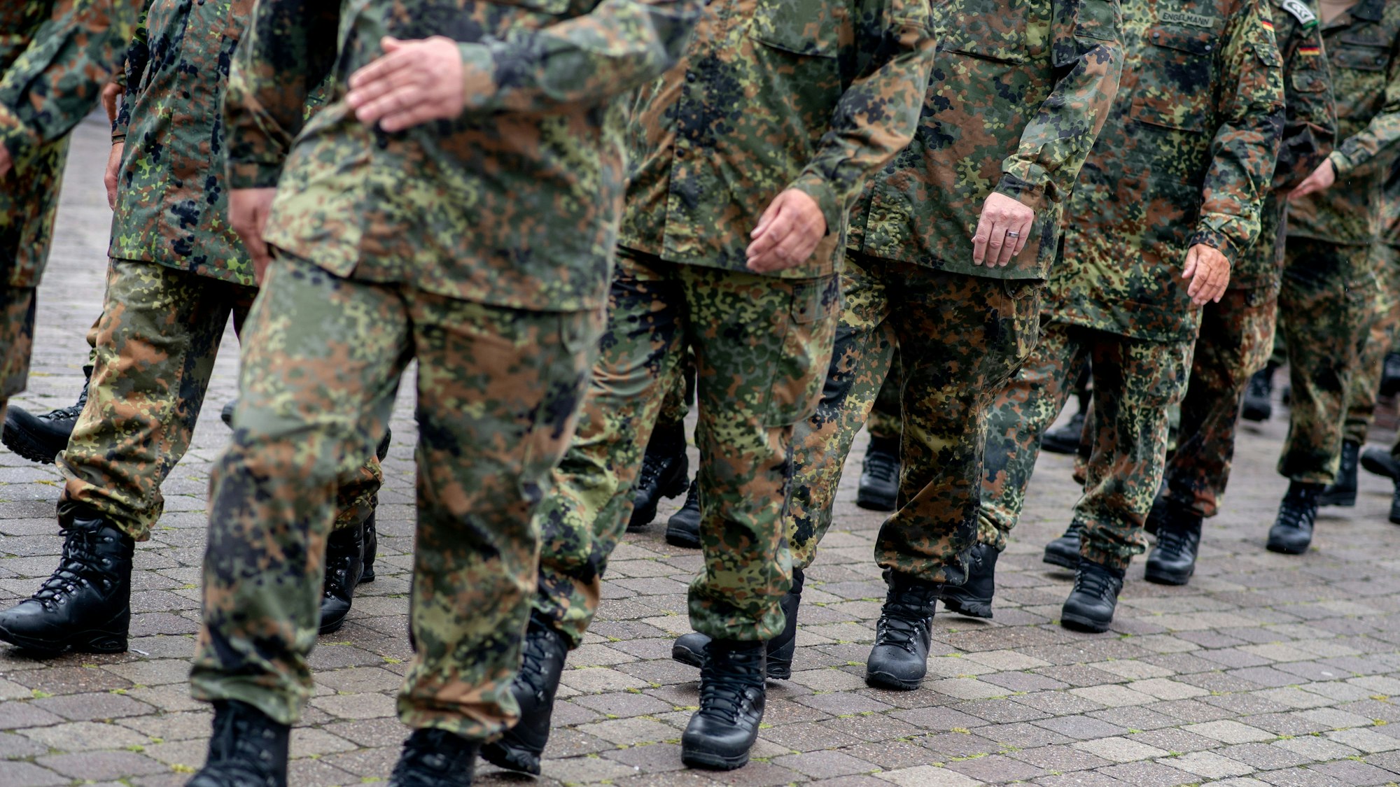 Reservistinnen und Reservisten marschieren im Rahmen des Nationalen Veteranentags. (Archivbild)