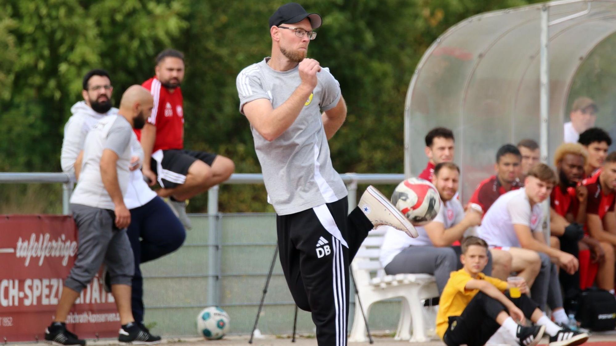 Daniel Bartsch scheint am Spielfeldrand zu tanzen.