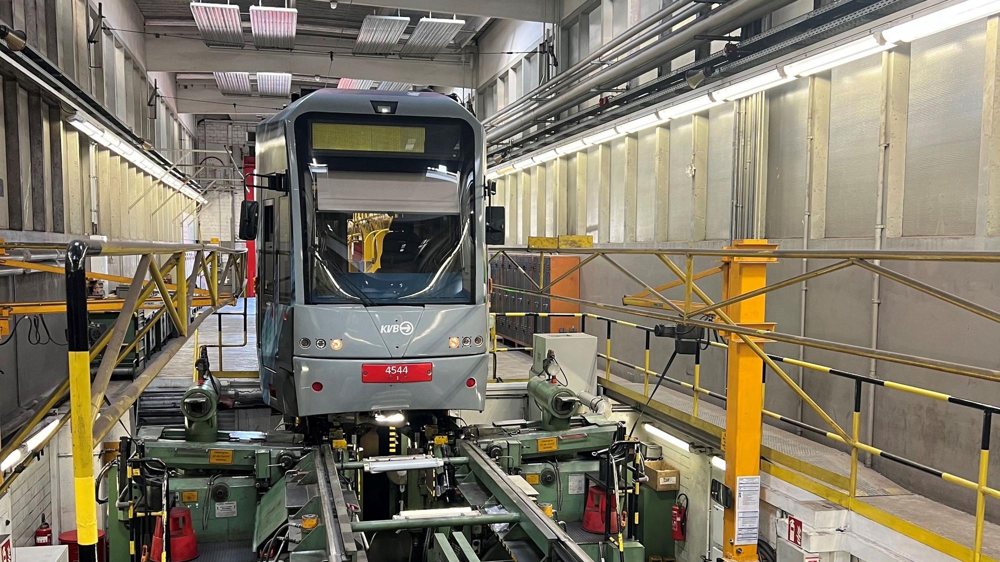 Auf die Arbeitsbühne mit Drehmaschine und Achsvermessung passen nur 30 Meter lange Bahnen.