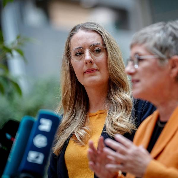 Die beiden Fraktionsvorsitzenden der Grünen Katharina Dröge (l) und Britta Haßelmann bei einer Pressekonferenz zu Beginn der Klausur des Fraktionsvorstandes der Grünen Bundestagsfraktion. (Archivbild)