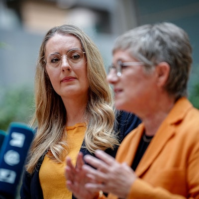 Die beiden Fraktionsvorsitzenden der Grünen Katharina Dröge (l) und Britta Haßelmann bei einer Pressekonferenz zu Beginn der Klausur des Fraktionsvorstandes der Grünen Bundestagsfraktion. (Archivbild)