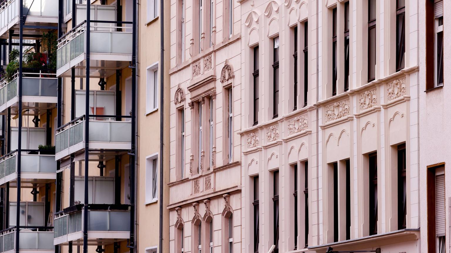 Altbauten in der Merowingerstraße in der Kölner Südstadt: Die Preise für Immobilien steigen weiter, Altbauten sind bei Käufern und Mietern sehr beliebt.