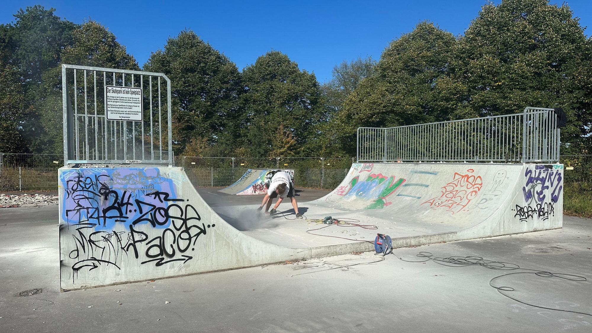 Die neu aufgestellte Mini-Ramp wird wiederverwertet und bekommt mit ihren Elementen einen Platz im neuen Skatepark.