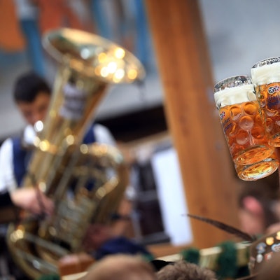 München: Eine Bedienung trägt im Hacker-Pschorr-Festzelt auf dem Oktoberfest mehrere Maßkrüge.