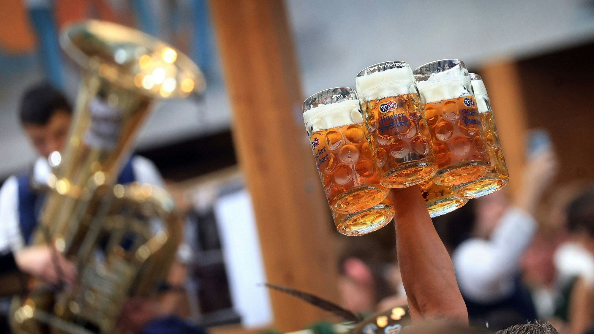 München: Eine Bedienung trägt im Hacker-Pschorr-Festzelt auf dem Oktoberfest mehrere Maßkrüge.