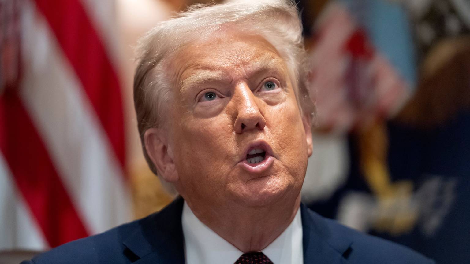 US-Präsident Donald Trump spricht während einer Kabinettssitzung im Weißen Haus. Anschließend trat er mehrere Tage nicht öffentlich auf – was zu wilden Spekulationen im Netz führte.