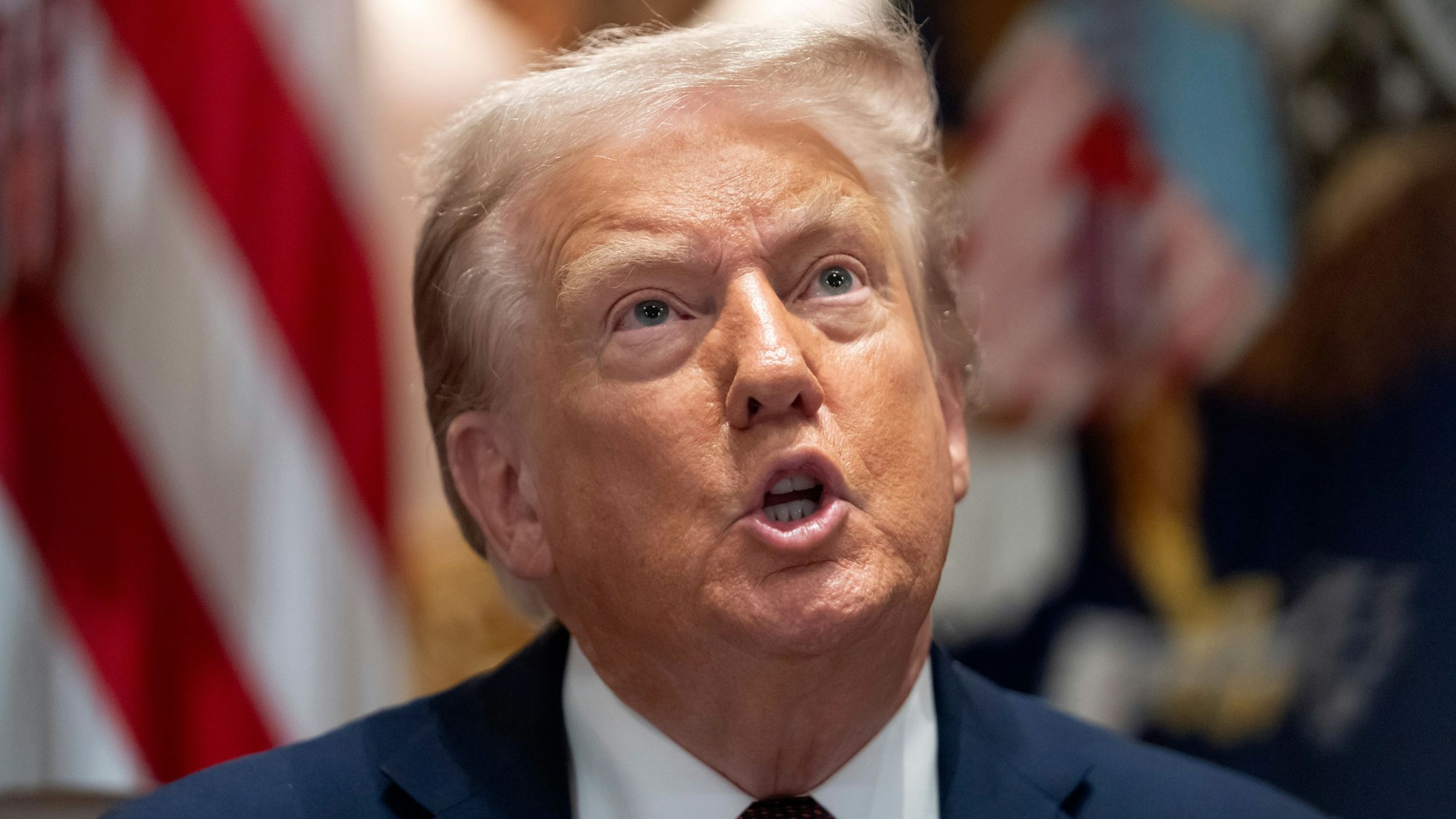 Donald Trump spricht während einer Kabinettssitzung im Weißen Haus. Der US-Präsident bekommt Widerstand aus Chicago zu spüren. (Archivbild)