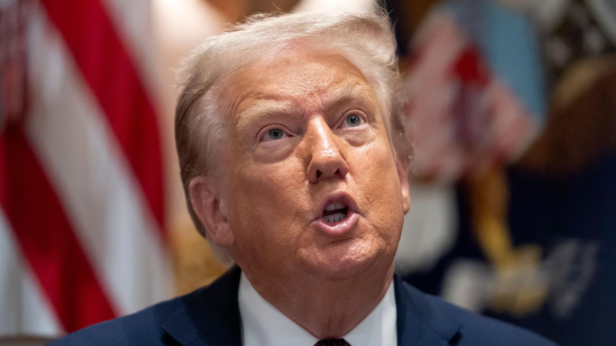 US-Präsident Donald Trump spricht während einer Kabinettssitzung im Weißen Haus. Anschließend trat er mehrere Tage nicht öffentlich auf – was zu wilden Spekulationen im Netz führte.