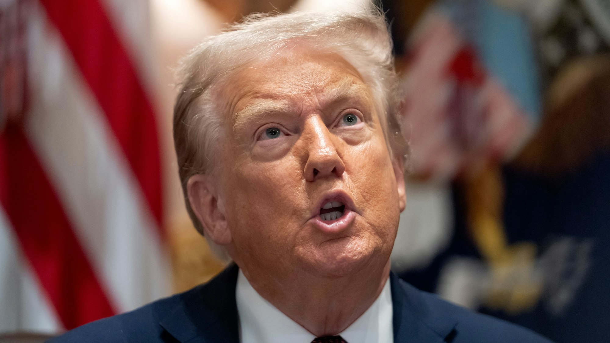 US-Präsident Donald Trump spricht während einer Kabinettssitzung im Weißen Haus. Anschließend trat er mehrere Tage nicht öffentlich auf – was zu wilden Spekulationen im Netz führte.