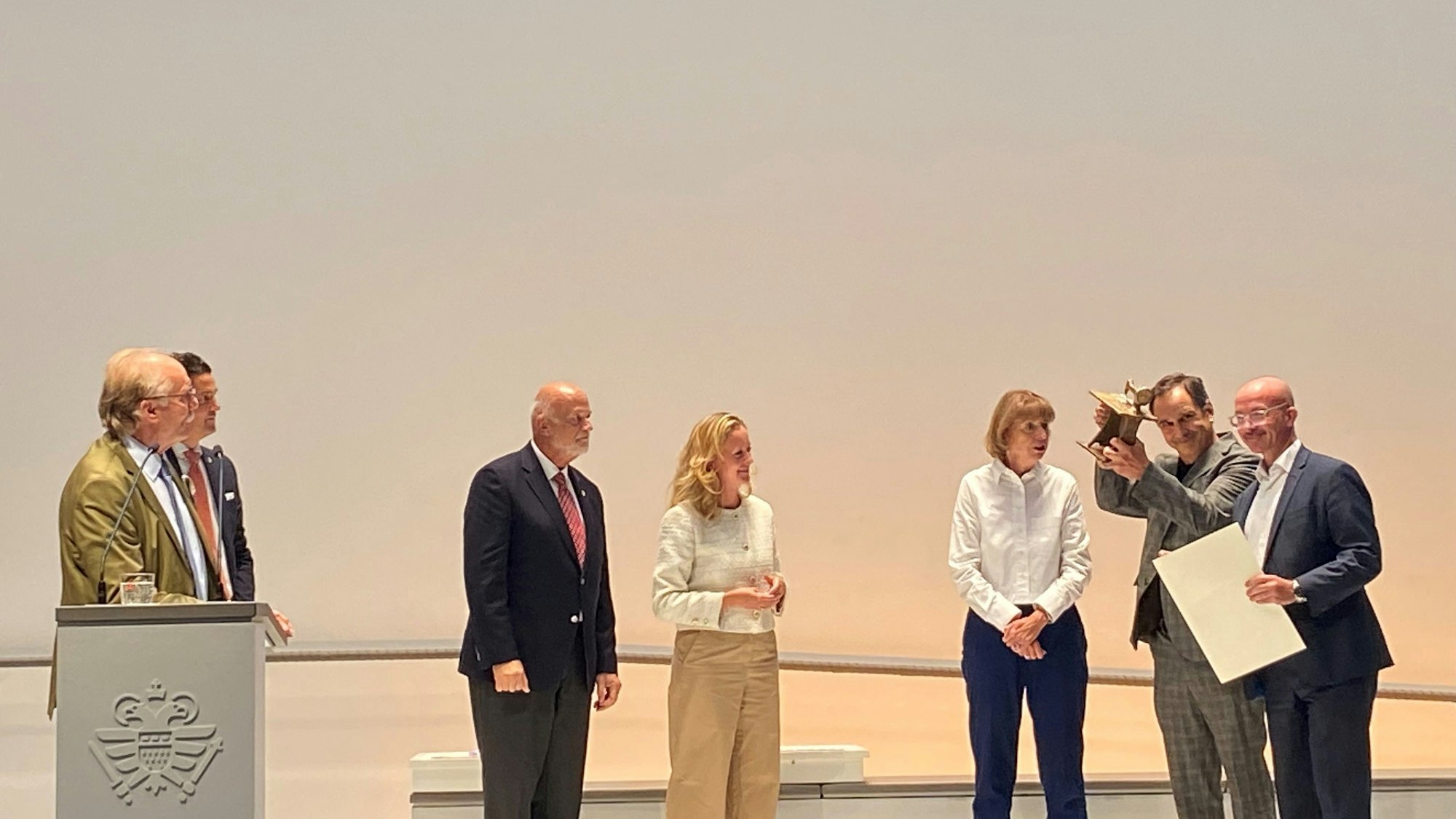 Das Heinrich-Mann-Gymnasium gewann die „Goldene Nähmaschine“. Übergeben wurde sie unter anderem von Henriette Reker (3.v.r.).