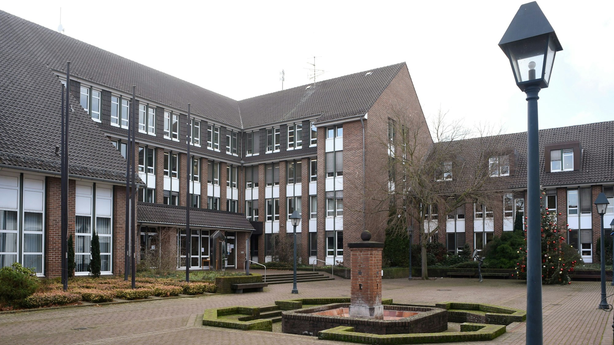 Auf dem Foto ist das Pulheimer Rathaus zu sehen.