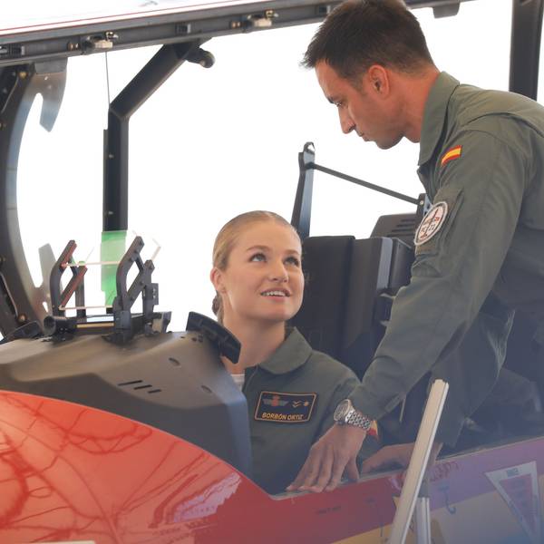 Prinzessin Leonor (l), Thronfolgerin von Spanien, nimmt auf dem Gelände der Allgemeinen Luftakademie Platz in einem Flugzeug.