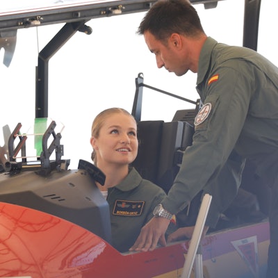 Prinzessin Leonor (l), Thronfolgerin von Spanien, nimmt auf dem Gelände der Allgemeinen Luftakademie Platz in einem Flugzeug.