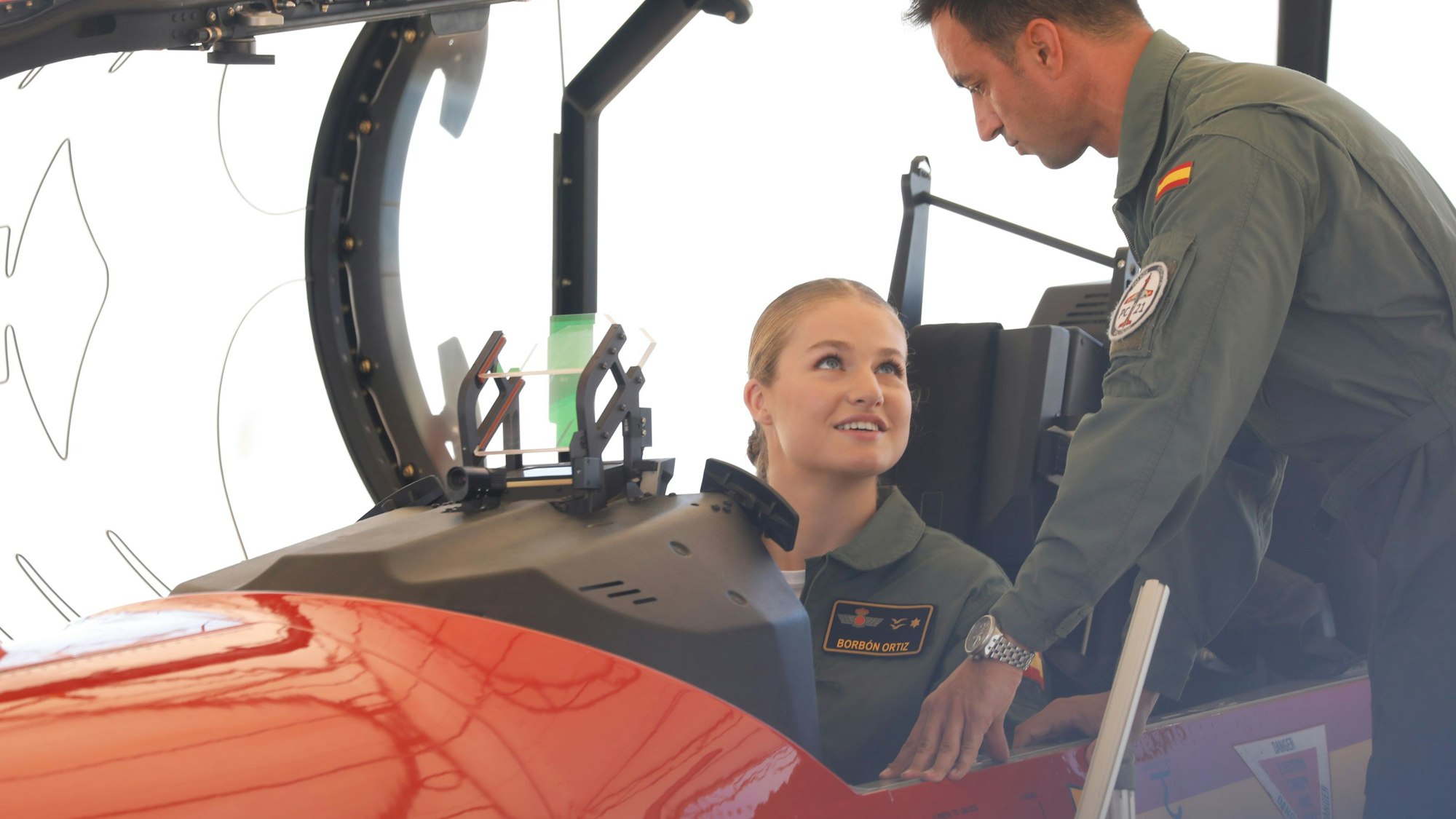 Prinzessin Leonor (l), Thronfolgerin von Spanien, nimmt auf dem Gelände der Allgemeinen Luftakademie Platz in einem Flugzeug.
