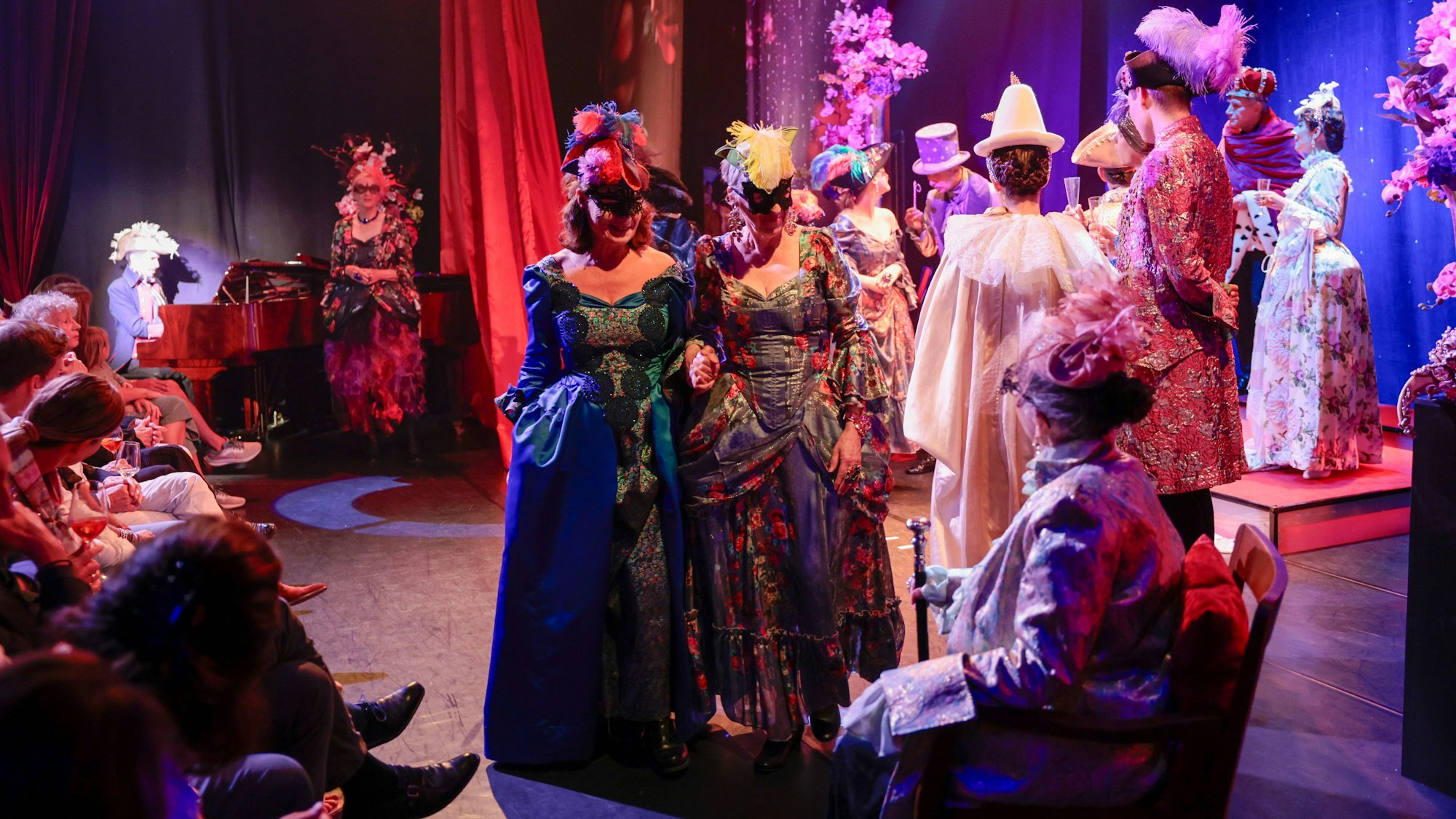 Feine Gewänder, erstaunliche Kunststücke: Das neue Stück im Urania-Theater bringt den Zauber Venedigs nach Köln.