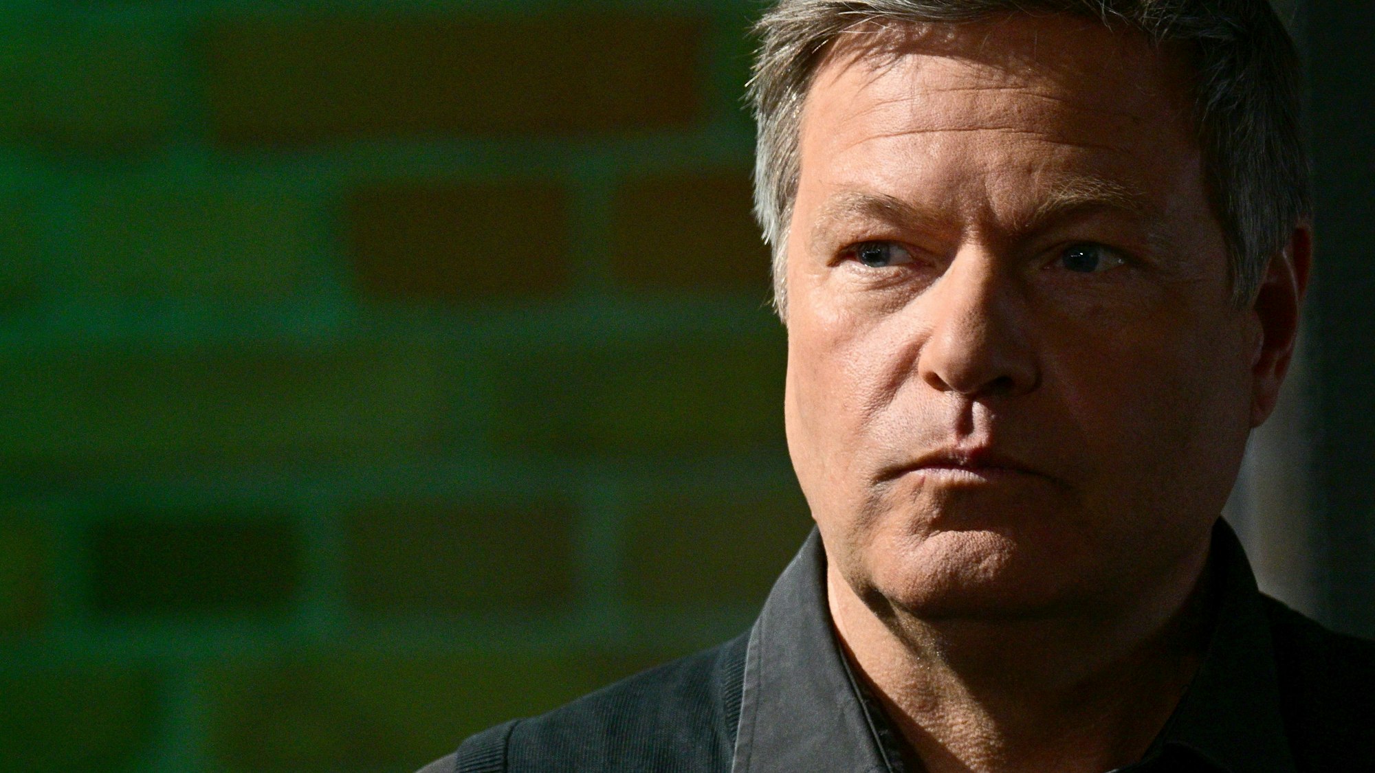 Robert Habeck (Bündnis 90/Die Grünen), damaliger Bundesminister für Wirtschaft und Klimaschutz, steht während eines kleinen Parteitags von Bündnis 90/Die Grünen im Saal.