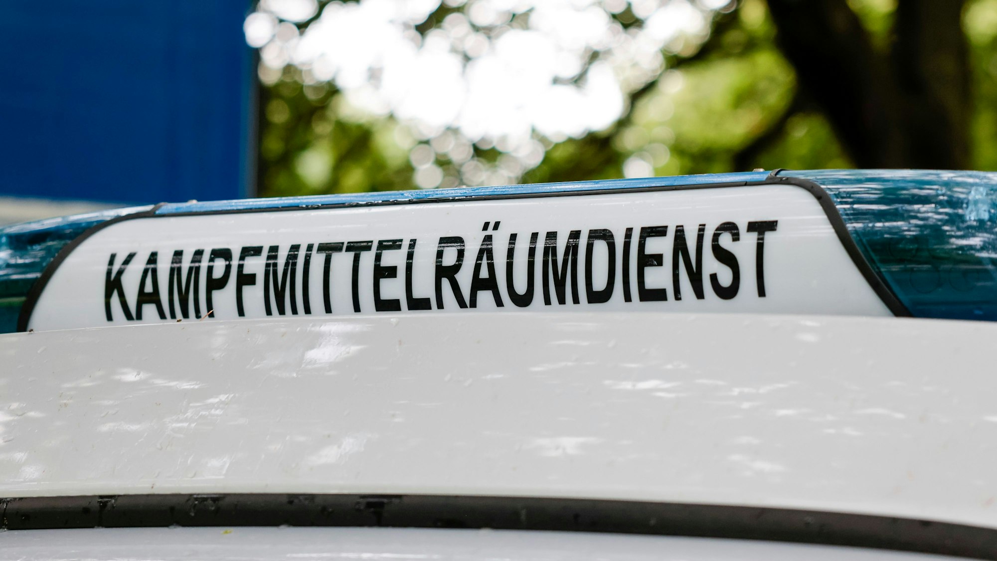 Der Schriftzug „Kampfmittelräumdienst“ ist an einem Einsatzfahrzeug angebracht. (Symbolbild)