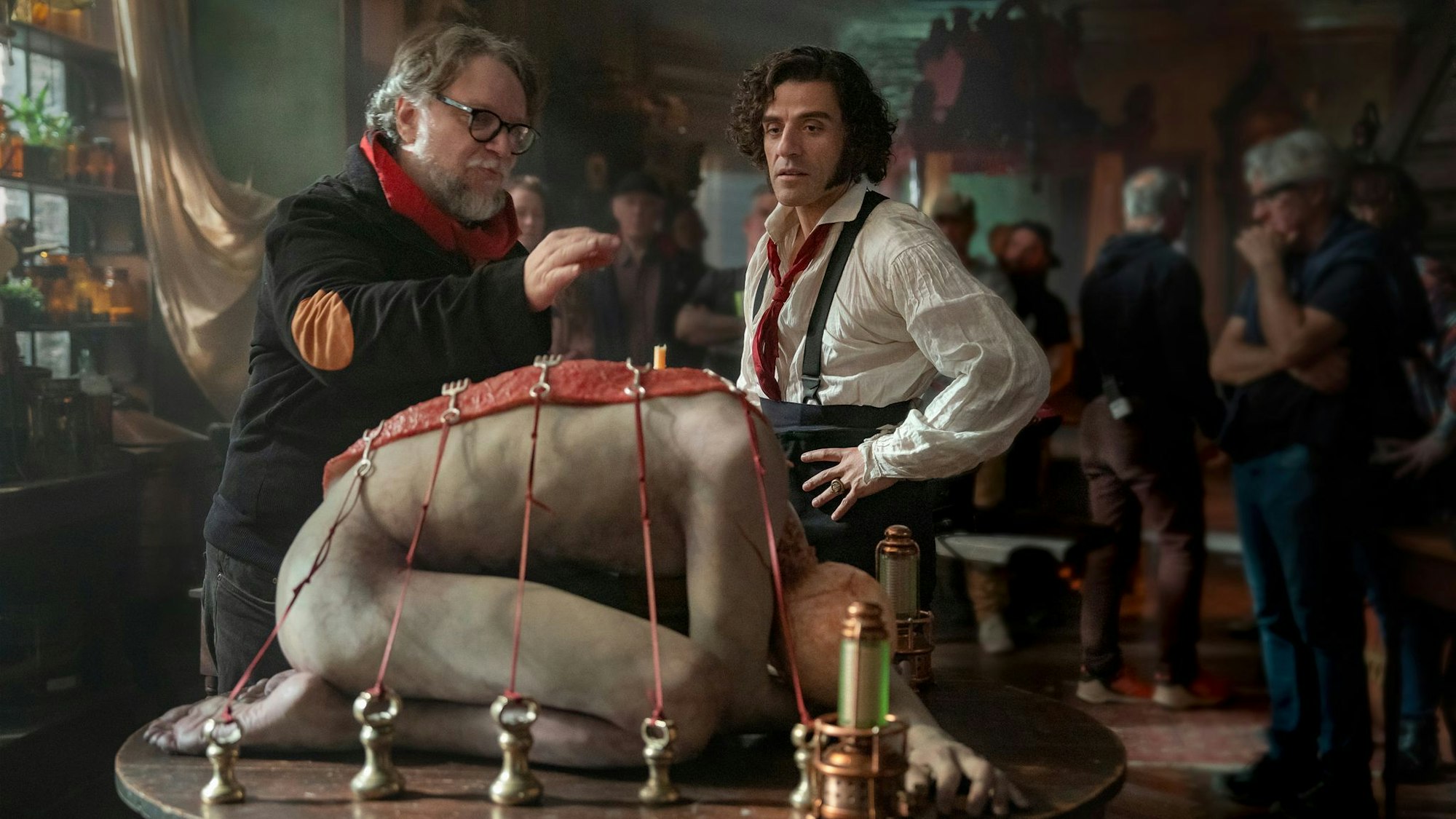 Regisseur Guillermo del Toro und Frankenstein-Darsteller Oscar Isaac in einer Filmszene.