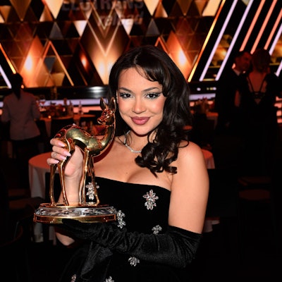 Sängerin Ayliva feiert nach der Bambi-Verleihung im Bavaria-Film-Gelände.