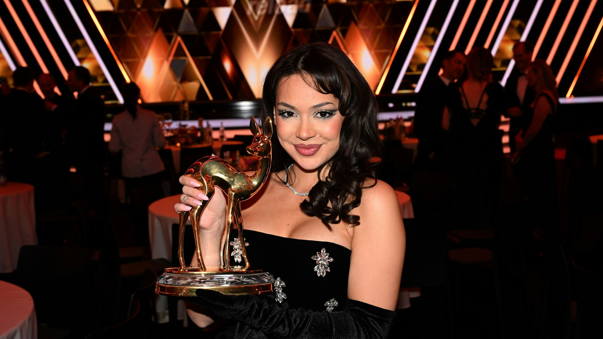 Sängerin Ayliva feiert nach der Bambi-Verleihung im Bavaria-Film-Gelände.