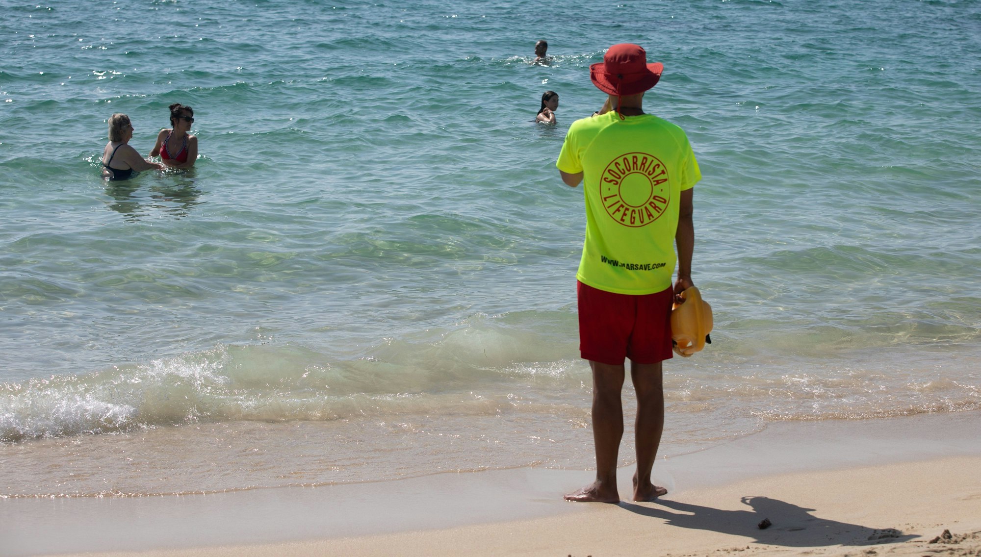 ARCHIV - 07.07.2024, Spanien, Calvia: Ein Rettungsschwimmer beobachtet Schwimmer am Strand von Magaluf auf Mallorca. (zu dpa: «Deutscher Urlauber ertrinkt vor Mallorca») Foto: Clara Margais/dpa +++ dpa-Bildfunk +++