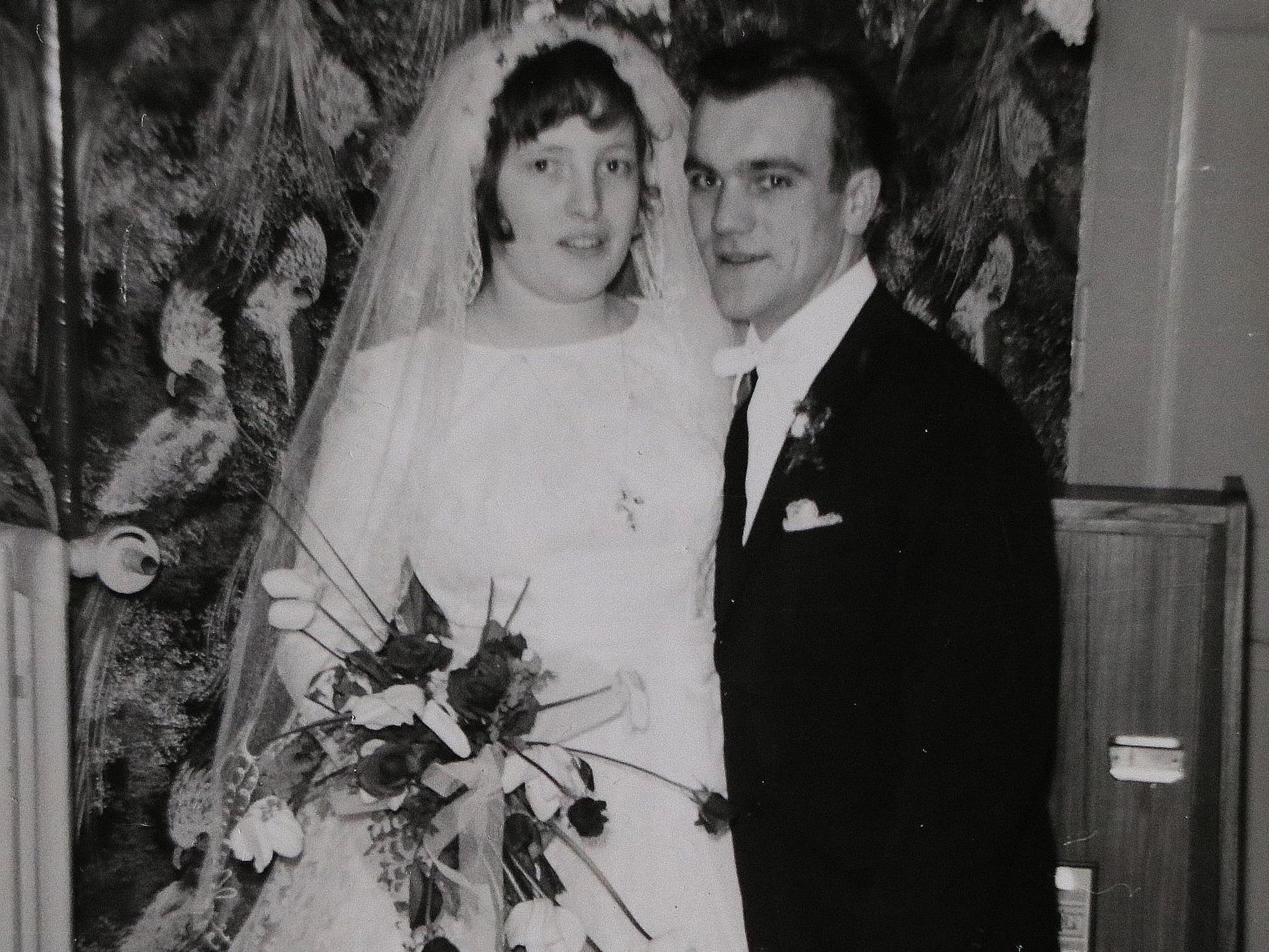 Auf dem Bild ist eine Schwarz-Weiß-Aufnahme des Ehepaars bei seiner Hochzeit zu sehen.