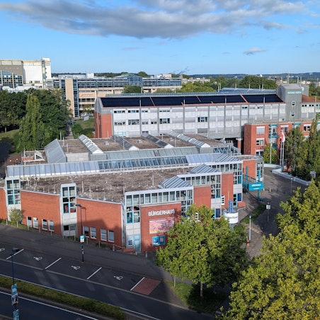 Das Foto zeigt das Rathaus/Bürgerhaus in Hürth aus der Vogelperspektive.