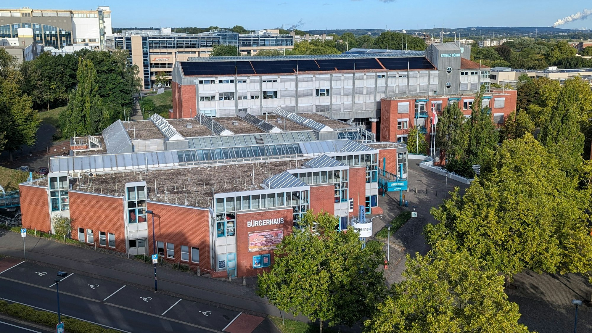 Das Foto zeigt das Rathaus/Bürgerhaus in Hürth aus der Vogelperspektive.